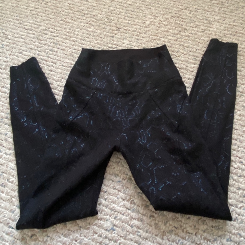 Three dots black patterned leggings